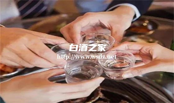 喝口白酒再喝口开水好吗