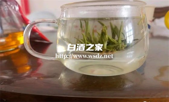 怎样将白酒放进茶叶里面