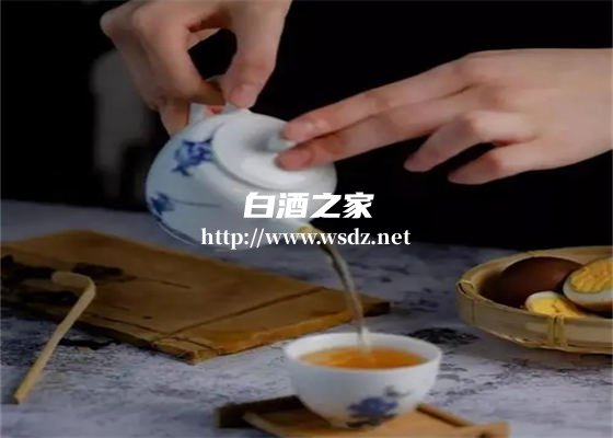 怎样将白酒放进茶叶里面