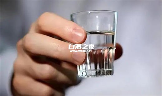 喝了白酒脑袋疼的不行