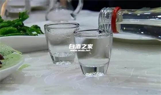 喝了白酒脑袋疼的不行