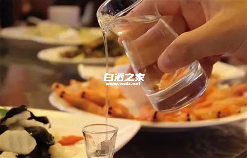 喝白酒吃虾中毒的症状