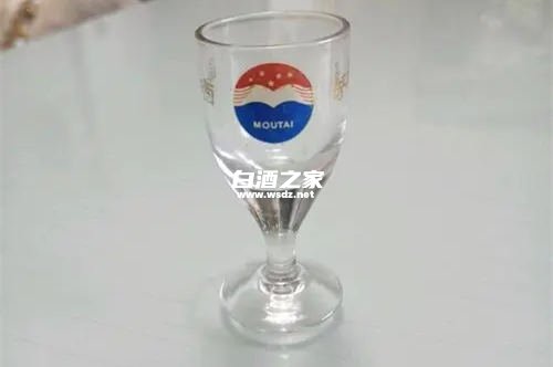 如何辨别出真假白酒杯