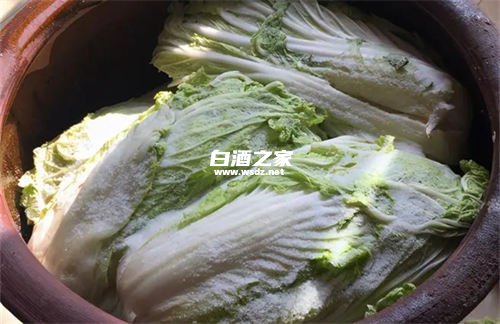 东北腌菜用白酒还是料酒