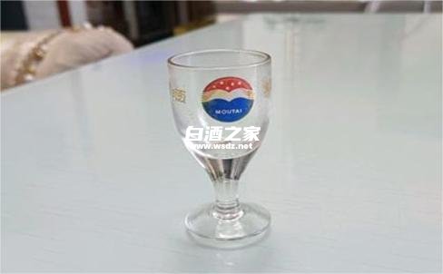 家用适合装多少白酒的杯子