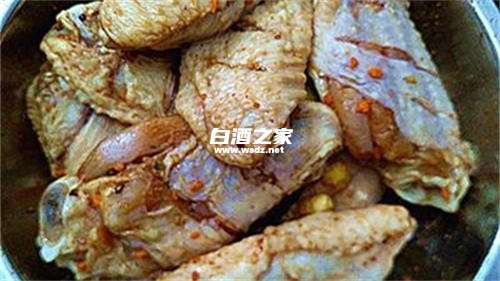 腌鸡翅时加白酒的作用是什么