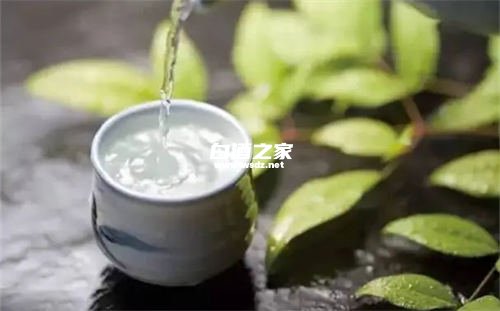 白酒可以用来洗脸吗