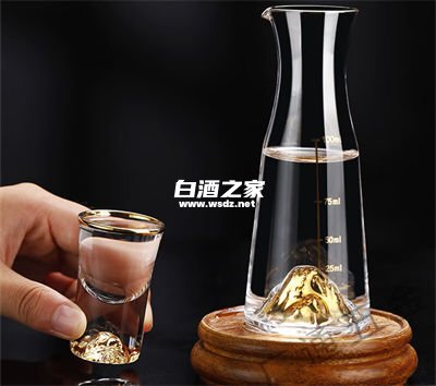 白酒杯红酒杯怎么摆放