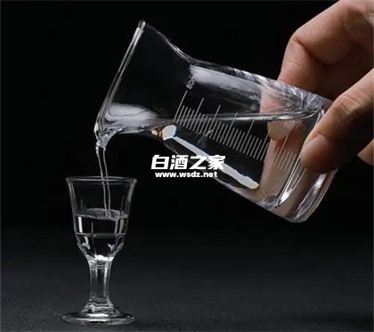 分酒器和白酒杯怎么摆放