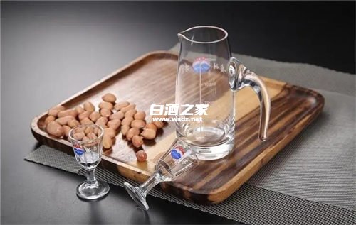 分酒器和白酒杯怎么摆放