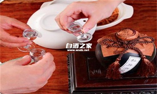 酒满茶半是什么意思