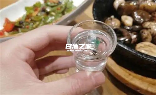 晚上喝了白酒早上才出汗