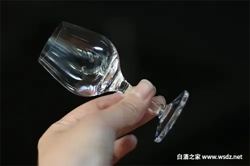 喝完白酒杯子过夜变臭，原因竟然是这样  2